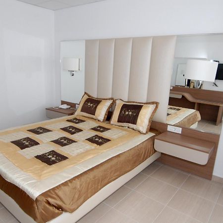 Royal Bay Suites Kéfalos Habitación foto